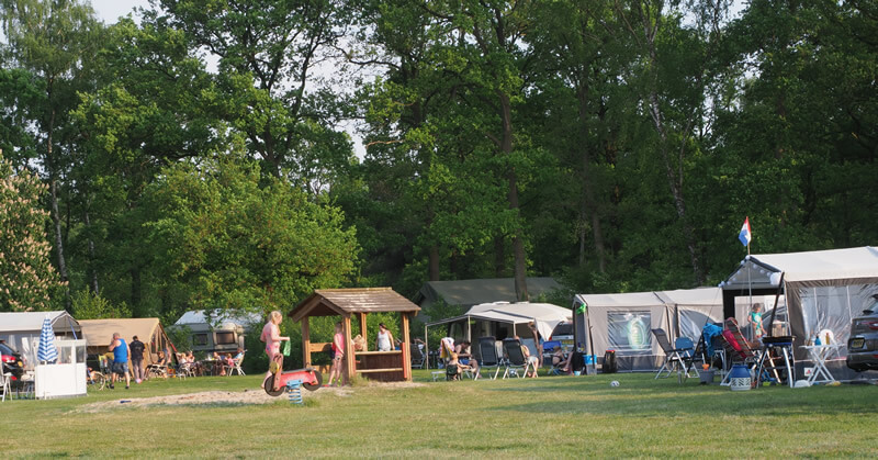 comfortplaats op camping Starnbosch met water,afvoer elektra en 1 auto op de plaats