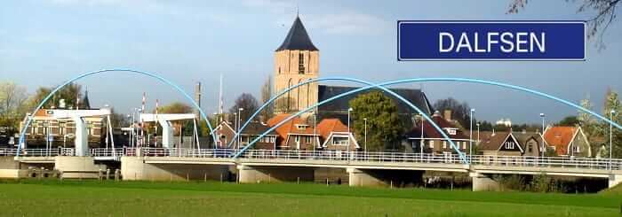 Het herkenbare beeld van Dalfsen de blauwebogenbrug en de kerktoren